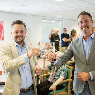 Directie Laurens en SOR proosten alcoholvrij op de nieuwe Zorgzame Buurt Rubroek tijdens de opening.